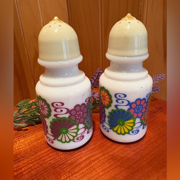 1960's Vintage Retro Avon Milk Glass Salt And Pepper Shakers Floral Design - Picture 1 of 7